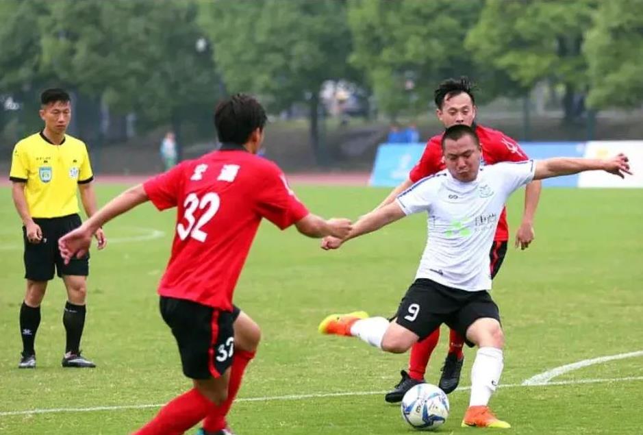 包含赛地聚焦：意大利杯赛后热度飙升，法兰克福调整名单，球迷炸锅，心理建设被强调的词条